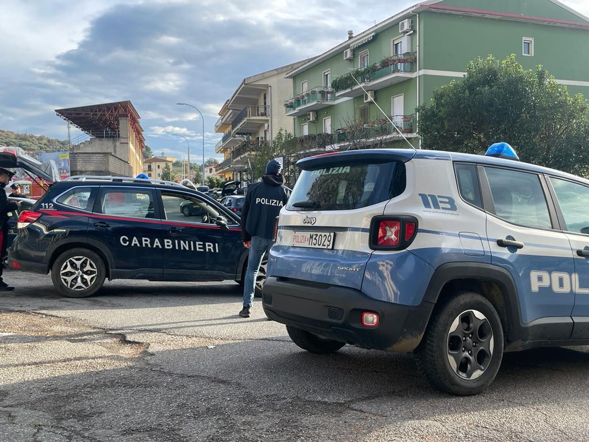 Compiono un furto e una rapina in mezz'ora usando una Jaguar: … Compiono un furto e una rapina in mezz'ora usando una Jaguar: …