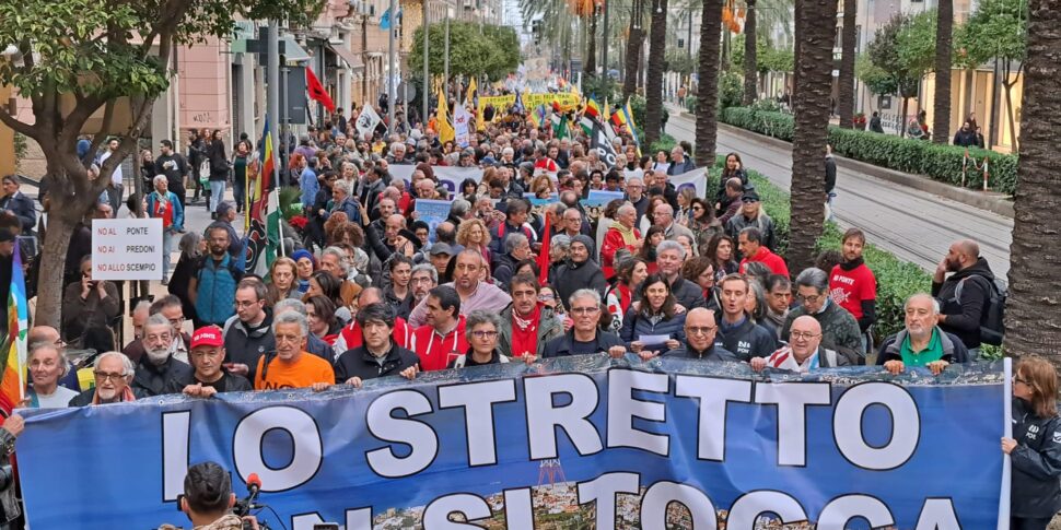 https://assets.gazzettadelsud.it/2023/12/corteo-no-ponte-10-970x485.jpg