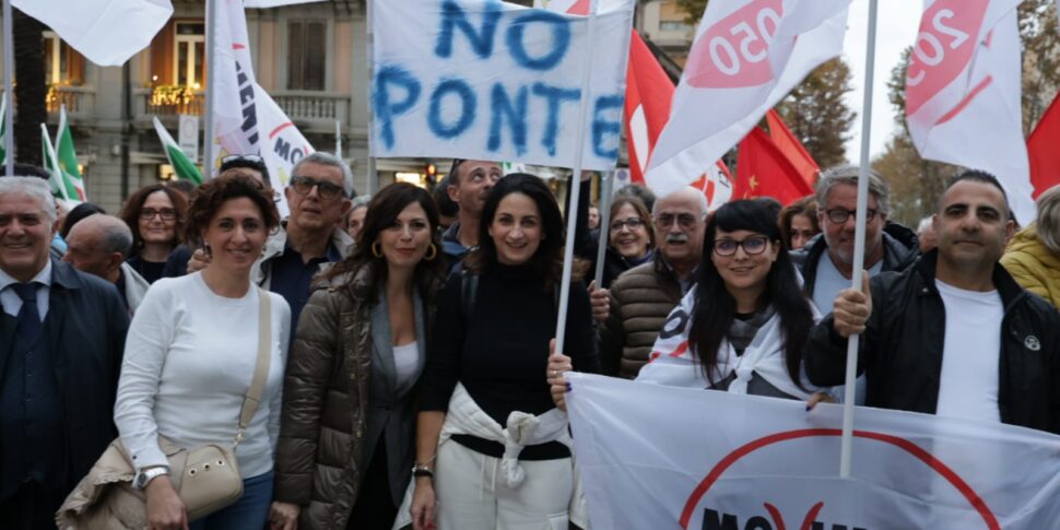 I "No Ponte" scendono in strada a Messina: le voci dal corteo