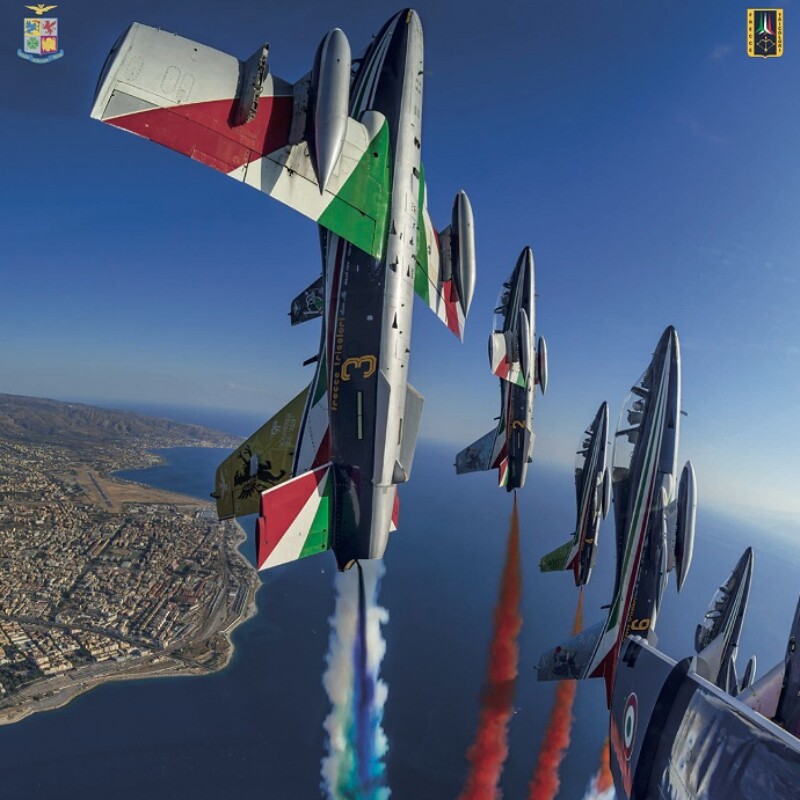 Presentato il poster 2024 delle Frecce Tricolori in copertina il volo nello Stretto di Messina