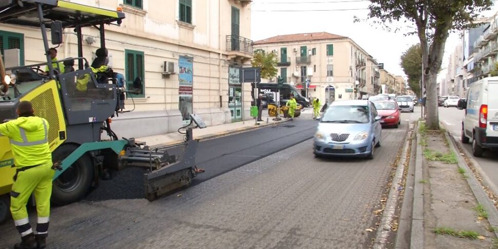 Messina, traffico impazzito in via La Farina. Lavori in corso e circolazione paralizzata