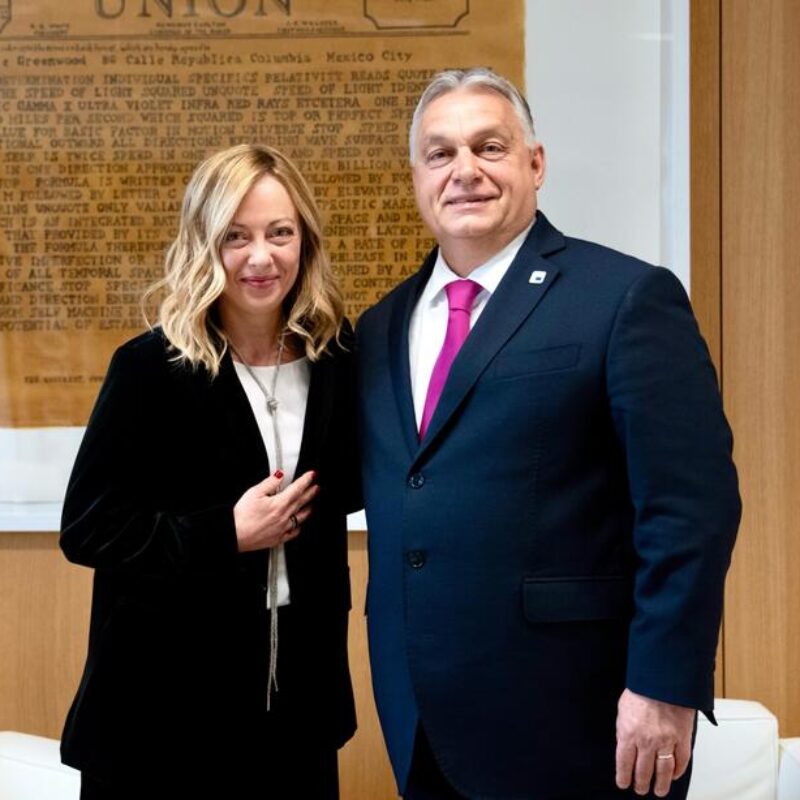 Il presidente del Consiglio, Giorgia Meloni, con il primo ministro dell'Ungheria, Viktor Orban