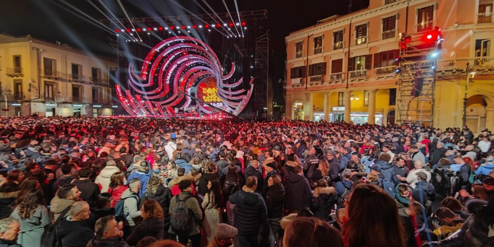 https://assets.gazzettadelsud.it/2023/12/piazza-pitagora-capodanno-crotone-970x485.jpg