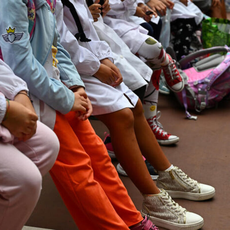 Primo giorno di Scuola per i bambini e ragazzi della Liguria, Genitori e figli presso l'istituto Don Bosco nel quartiere di Sampierdarena. Genova, 14 settembre 2023.ANSA/LUCA ZENNARO(scuola, bambini, ragazzi, gentori, bambini immigrati)