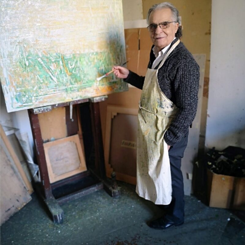 Il pittore siciliano Tano Santoro, classe 1940, nato a Naso, nel suo luminoso studio di Milano
