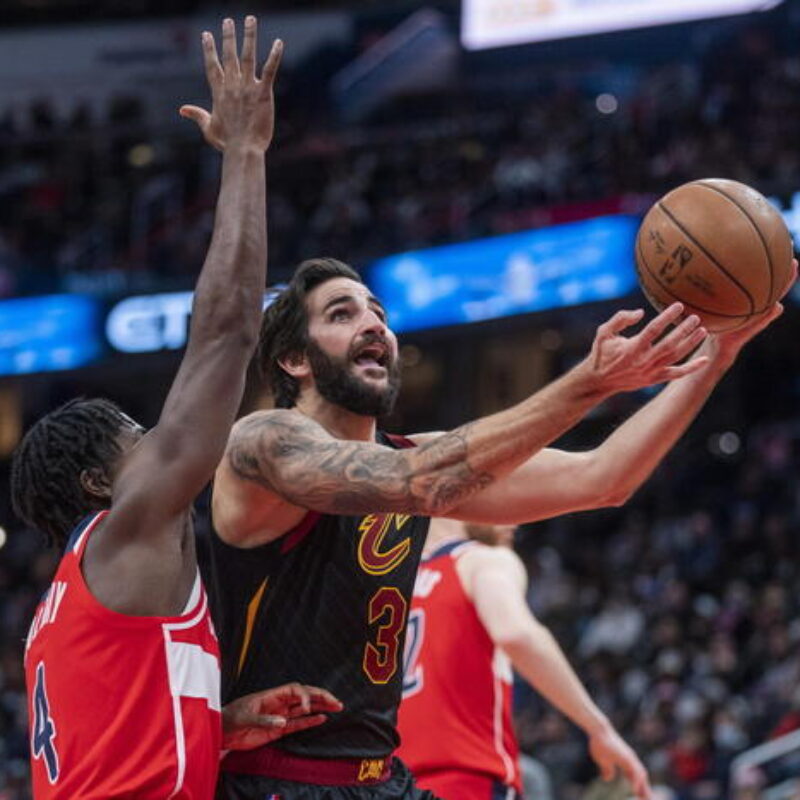 epa09620017 Cleveland Cavaliers guard Ricky Rubio in action against Washington Wizards guard Aaron Holiday (L) during the NBA basketball game between the Cleveland Cavaliers and the Washington Wizards at Capital One Arena in Washington, DC, USA, 03 December 2021. EPA/SHAWN THEW SHUTTERSTOCK OUT