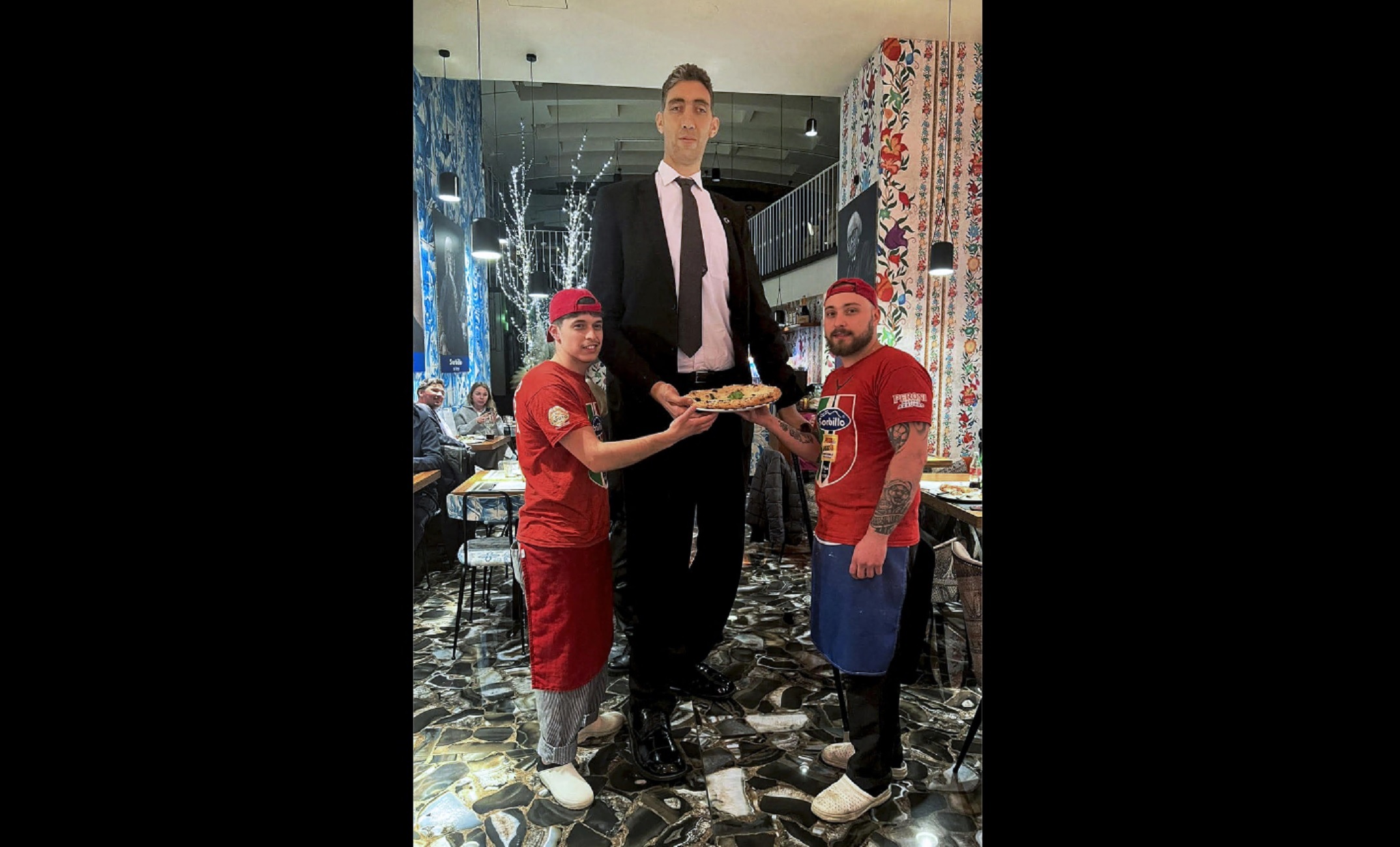 Sultan Kösen, non passa inosservato a Napoli l'uomo più alto d… Sultan Kösen, non passa inosservato a Napoli l'uomo più alto d…