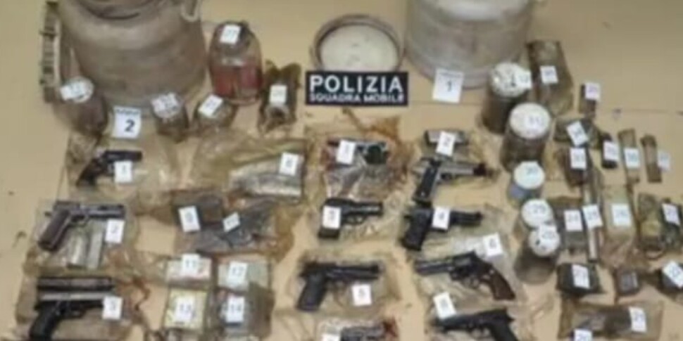 Ndrangheta A Catanzaro Sequestrato Un Arsenale Con 70 Armi 7mila Munizioni E 33 Kg Di Droga 3273