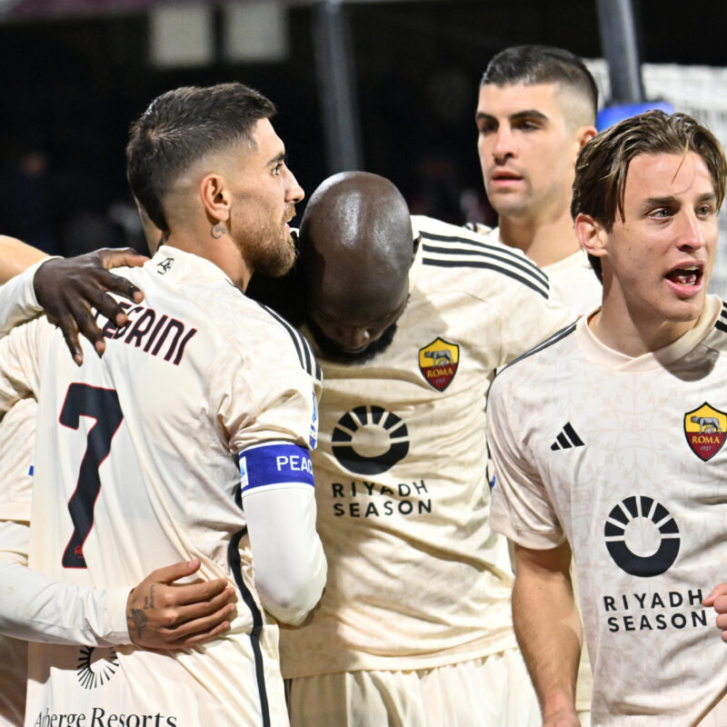 Roma's Lorenzo Pellegrini jubilates with his Teammates after scoring the goal during the Italian Serie A soccer match US Salernitana vs AS Roma at the Arechi stadium in Salerno, Italy, 29 January 2024.ANSA/MASSIMO PICA