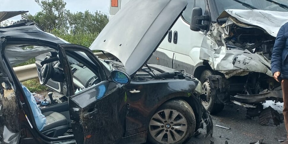 Incidente A Cetraro, Scontro Auto-furgone Sulla Statale 18: Un 34enne ...