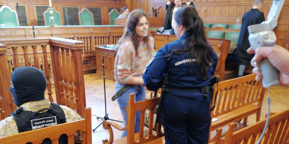 Europee, Ilaria Salis accetta la candidatura con Alleanza Verdi Sinistra: "Oggi la firma in carcere a Budapest"