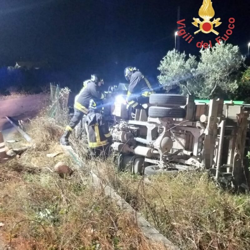 Sellia Marina Camion Di Rifiuti Finisce Fuori Strada E Si Ribalta   Incidente Sellia 2 800x800 