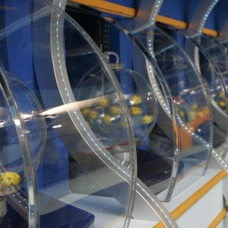 Le macchine adibite all'estrazione dei numeri vincenti della Lotteria Italia, situate nei locali della sede dei Monopoli dello Stato, a Roma, in un'immagine d'archivio del 6 gennaio 2006.ANSA / GIUSEPPE GIGLIA