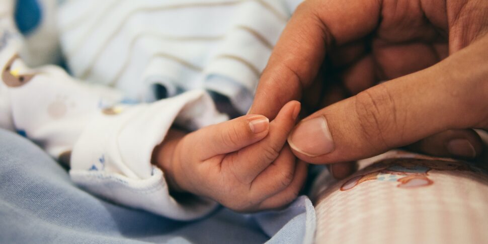 Nel 2025 impazza la moda inquietante di scegliere nomi per bambini ispirati a criminali e serial killer Nel 2025 impazza la moda inquietante di scegliere nomi per bambini ispirati a criminali e serial killer