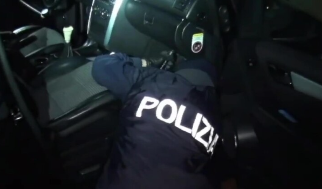 Per sfuggire a un agguanto si lancia dal balcone e muore Per sfuggire a un agguanto si lancia dal balcone e muore