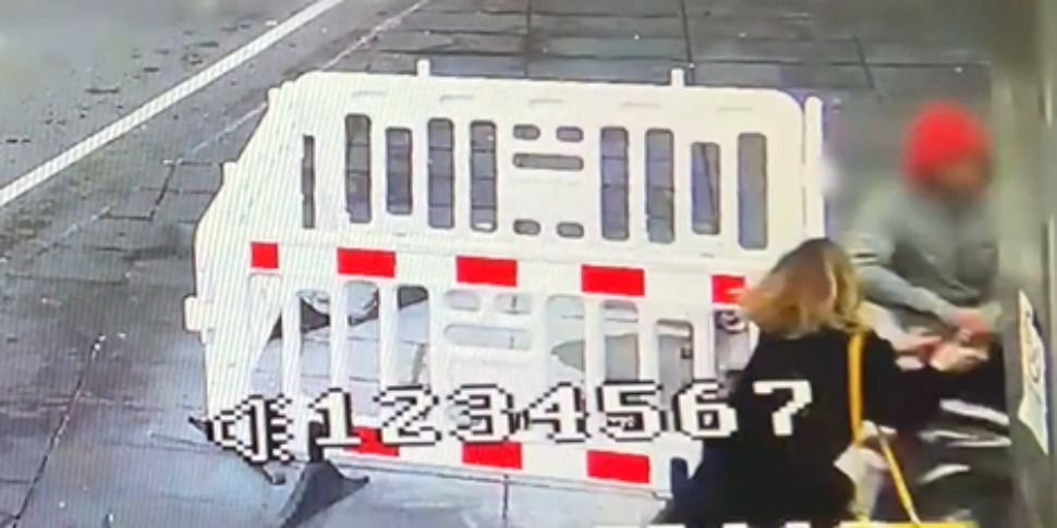 Giovane donna trascinata sul marciapiede per un cellulare, le immagini dello scippo