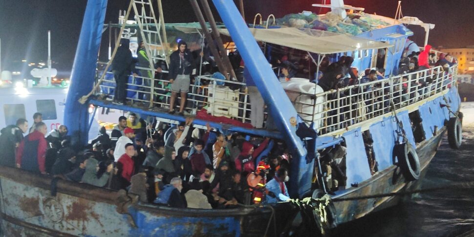 Sette sbarchi con 380 migranti a Lampedusa Sette sbarchi con 380 migranti a Lampedusa