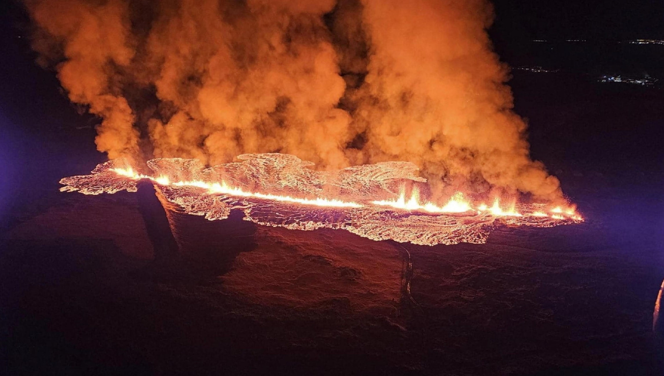 Inferno in Islanda: la lava brucia le case e minaccia di inghiottir… Inferno in Islanda: la lava brucia le case e minaccia di inghiottir…