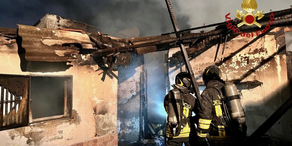 Paura A Messina Scoppia Un Incendio A Fondo Pugliatti Danneggiate Quattro Baracche Residenti