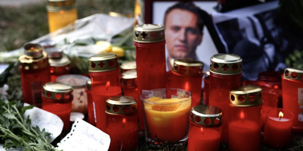 La madre di Navalny: "Ho visto il corpo, mi minacciano per seppellirlo in segreto". Il rapporto medico: "Morte per cause naturali"