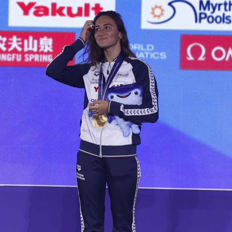 epa11150672 Gold medalist Italy's Simona Quadarella poses with her medal after the women's 1500m freestyle swimming event during the 2024 World Aquatics Championships in Doha, Qatar, 13 February 2024. EPA/MOHAMED MESSARA