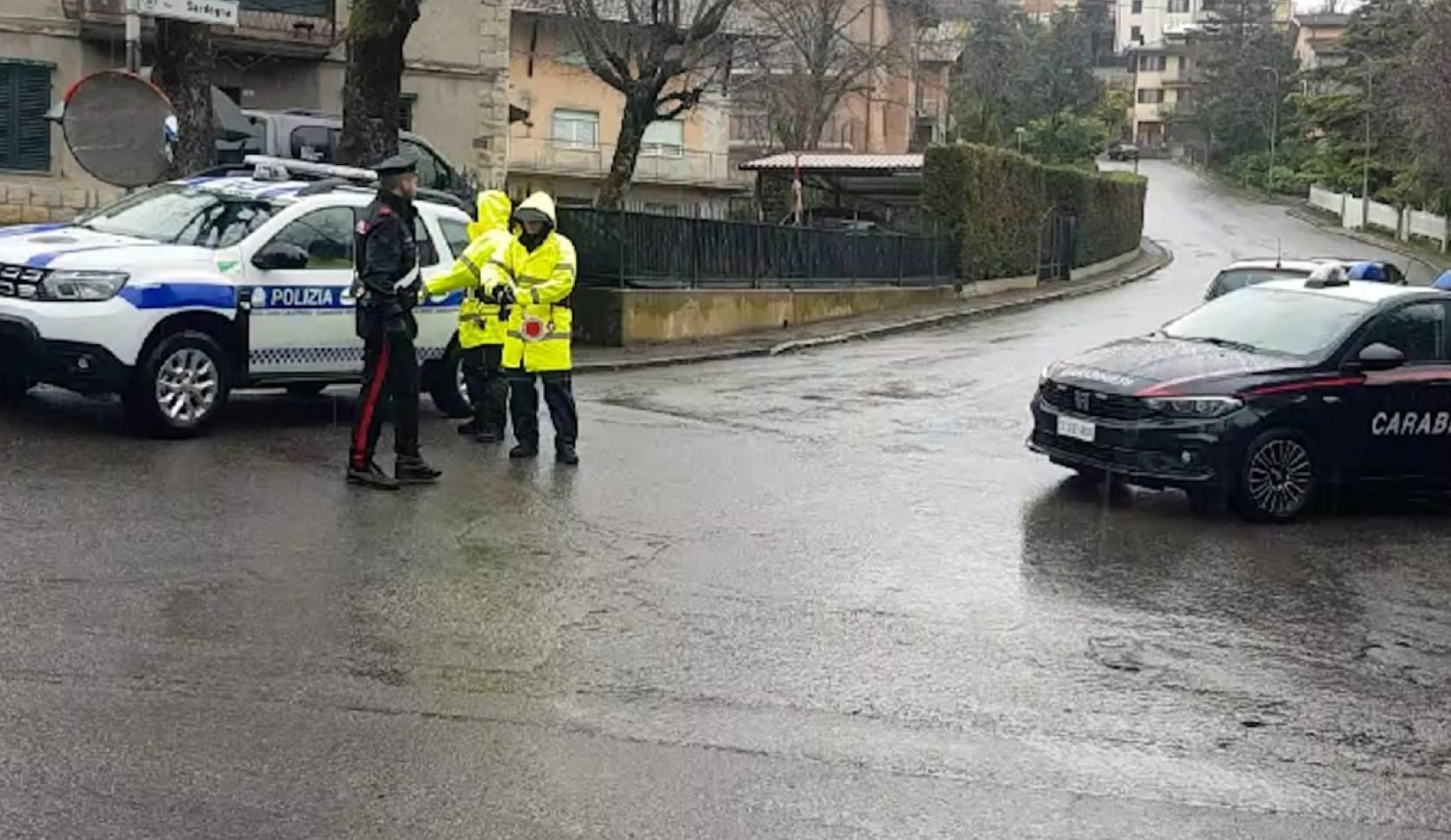 Carabiniere in pensione si barrica armato in casa con la moglie Carabiniere in pensione si barrica armato in casa con la moglie