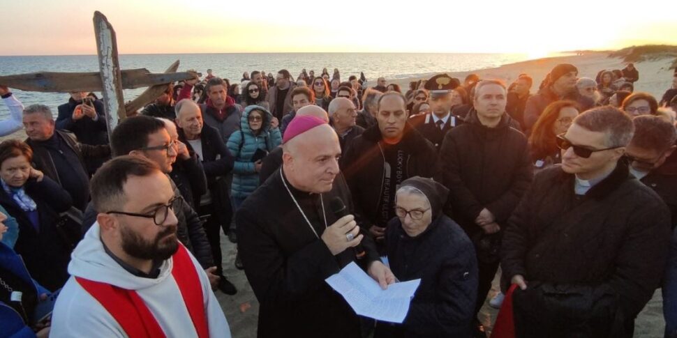 Il Naufragio Di Cutro Diventa Via Crucis Con Mille Persone Il Mediterraneo Un Cimitero Sempre