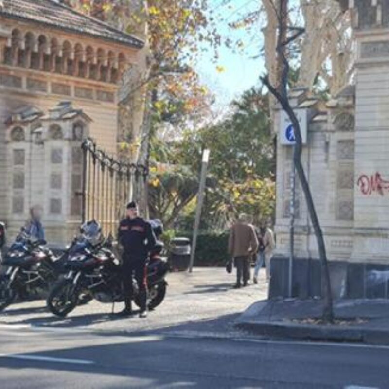 Carabinieri eseguono i rilievi dopo che una tredicenne è stata violentata nei giardini comunali della Villa Bellini di Catania da sette persone, 3 febbraio 2024. ANSA/ UFFICIO STAMPA CARABINIERI ++HO - NO SALES EDITORIAL USE ONLY++NPK