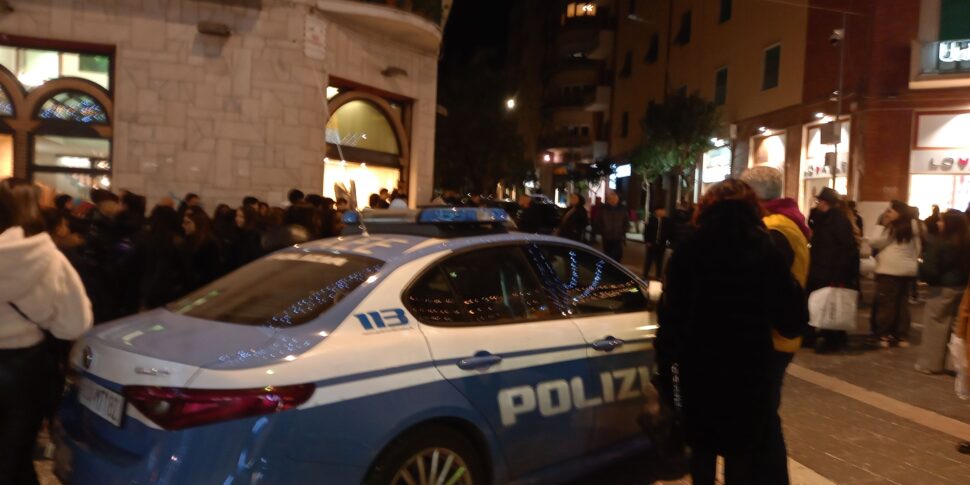 Paola, due giovani aggrediti e pestati fuori da un locale: emessi sette Daspo urbani dalla questura di Cosenza Paola, due giovani aggrediti e pestati fuori da un locale: emessi sette Daspo urbani dalla questura di Cosenza