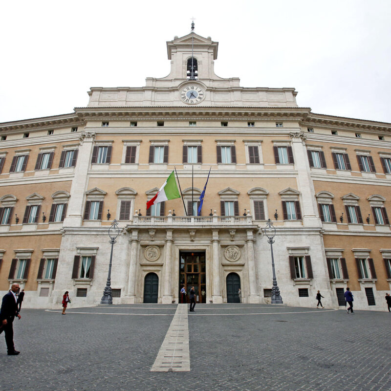 Una veduta esterna di Palazzo Montecitorio, sede della Camera dei Deputati, in una foto d'archivio.ANSA/ALESSANDRO DI MEO