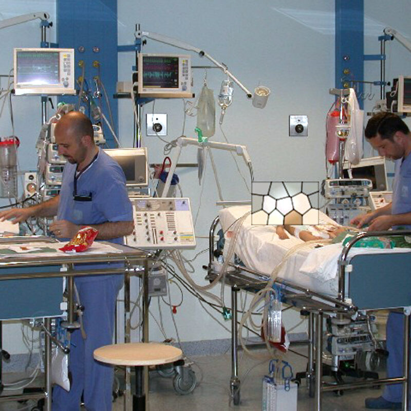20061018 - ROMA - CRO - SANITA': ANGELO CUSTODE TECH PER PICCOLI CARDIOPATICI. ARRIVA CDH-RISK, SOFTWARE CHE PREVEDE RISCHI E DA' L'ALLARME - Un reparto di chirurgia pediatrica in un'immagine di archivio. Oggi comincia la sperimentazione sui pazienti all'Ospedale Civico di Palermo del Cdh-Risk (Congenital Heart Deseases Risk), una sorta di 'angelo custode' tecnologico per i bambini malati di cuore e sotto monitoraggio, che avverte il medico appena la situazione sta per peggiorare mettendolo in grado di prevenire la crisi. ANSA-ARCHIVIO/i50