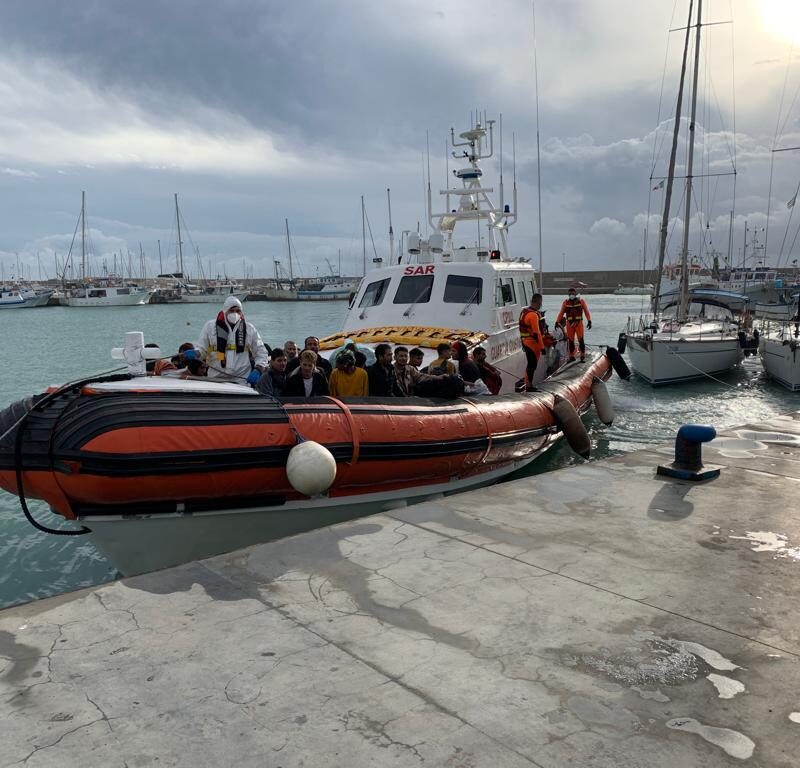 L'arrivo al Porto di Roccella, il 27 ottobre 2023, dei 102 migranti