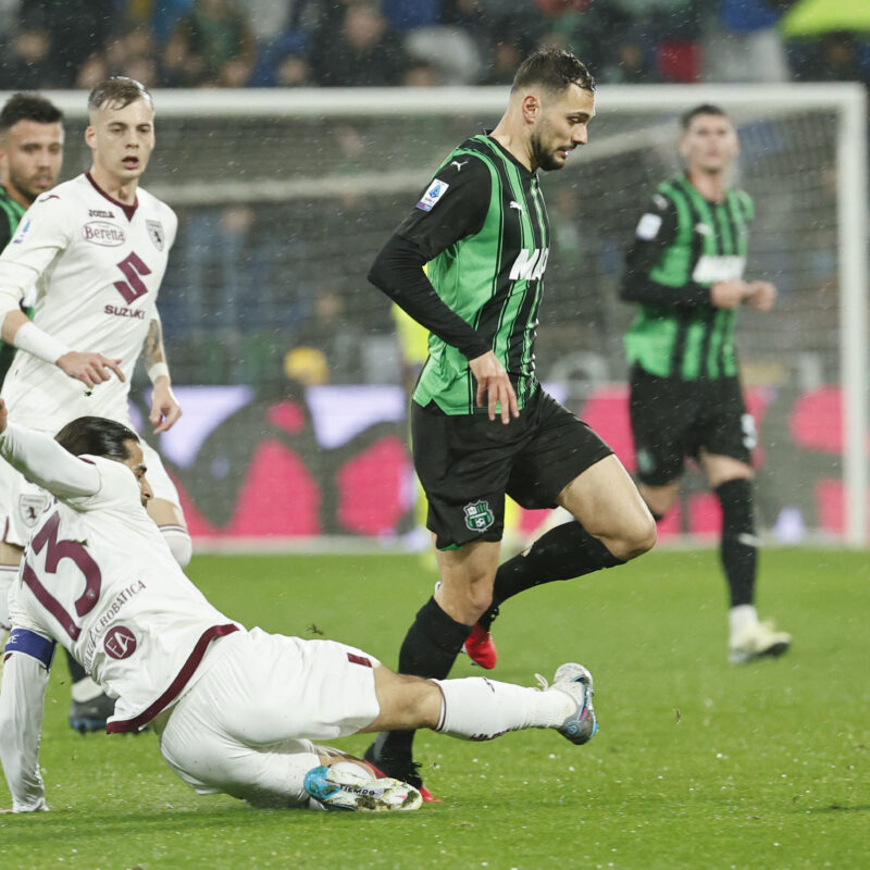 Sassuolo's Nedim Bajrami (R) and Torinos Ricardo Rodriguez (L) in action during the Italian Serie A soccer match US Sassuolo vs Torino FC at Mapei Stadium in Reggio Emilia, Italy, 10 February 2024. ANSA / ELISABETTA BARACCHI