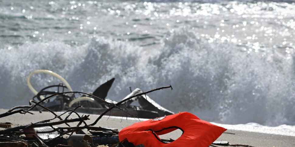 Naufragio Di Steccato Di Cutro, Spunta Dalla Spiaggia Il Tender Degli ...