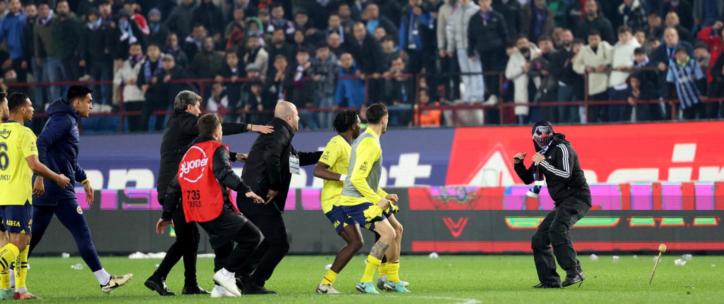 Terrore in Turchia, tifosi del Trabzonspor entrano in campo e aggre… Terrore in Turchia, tifosi del Trabzonspor entrano in campo e aggre…