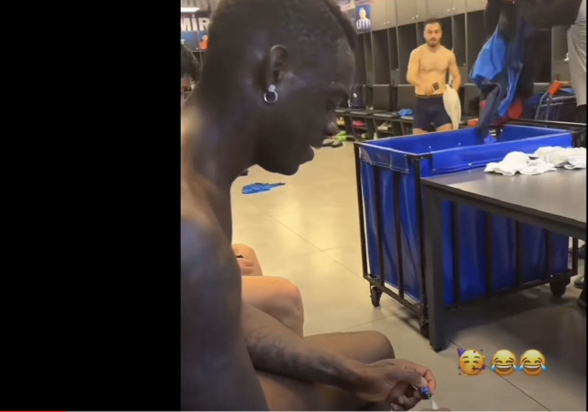 Cose turche, Balotelli fa scoppiare un petardo nello spogliatoio de… Cose turche, Balotelli fa scoppiare un petardo nello spogliatoio de…