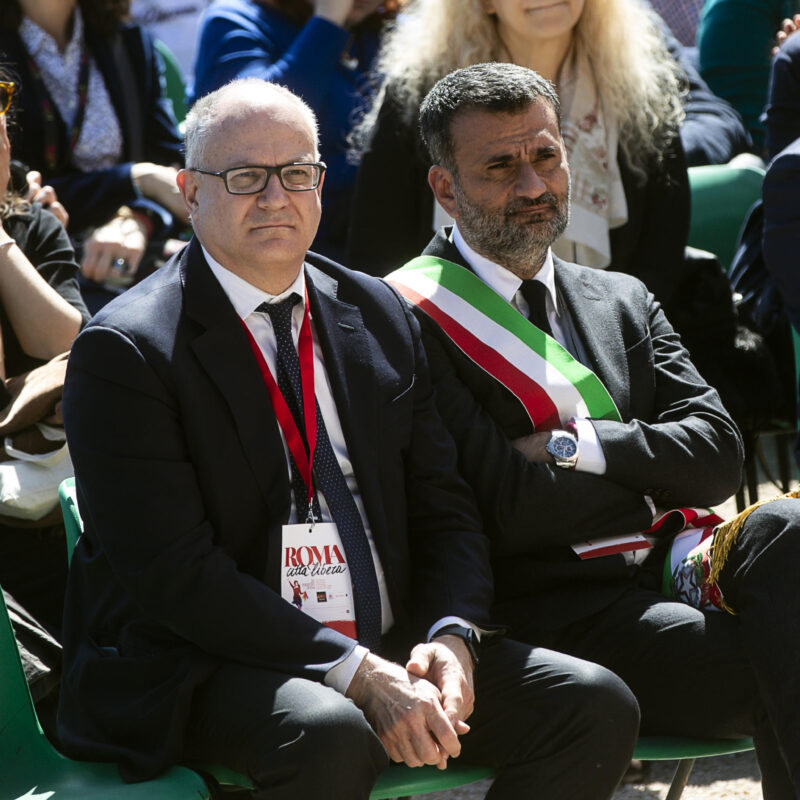 Il sindaco di Bari Antonio Decaro (D) con il sindaco di Roma Roberto Gualtieri durante il corteo promosso dallAssociazione Libera contro le mafie, in occasione della XXIX Giornata della Memoria e dell'Impegno in ricordo delle vittime innocenti delle mafie, Roma, 21 marzo 2024. ANSA/ANGELO CARCONI