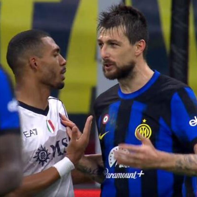 Francesco Acerbi e Juan Jesus durante la partita Inter-Napoli a San Siro, 26 marzo 2024. ANSA/FRAME TRATTO DA DAZN +++ NPK +++ NO TV USE +++ NO SALES, EDITORIAL USE ONLY +++