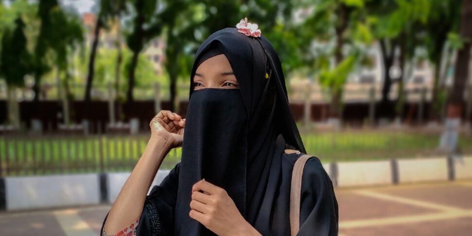 Bambina di 10 anni in classe con il niqab a Pordenone, la maestra le fa scoprire viso
