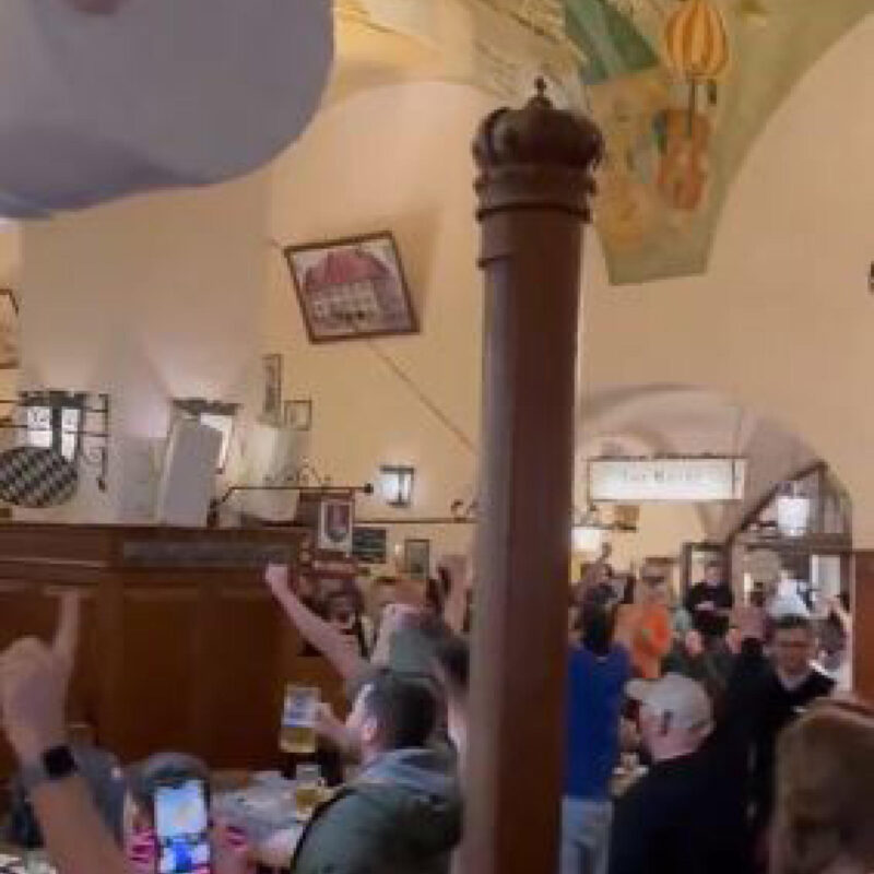 Alcune decine di tifosi della Lazio in trasferta a Monaco per la partita di Champions League contro il Bayern hanno intonato inni fascisti e anche un coro 'duce duce', accompagnato da saluti romani. Il video è stato pubblicato da Repubblica.it. I tifosi sono stati ripresi nella storica birreria Hofbräuhaus di Monaco, famosa anche perché Hitler vi pronunciò alcuni discorsi, 05 marzo 2024. NPK Twitter.com / AllRoundLazio +++ATTENZIONE LA FOTO NON PUO' ESSERE PUBBLICATA O RIPRODOTTA SENZA L'AUTORIZZAZIONE DELLA FONTE DI ORIGINE CUI SI RINVIA+++ +++NO SALES; NO ARCHIVE; EDITORIAL USE ONLY+++