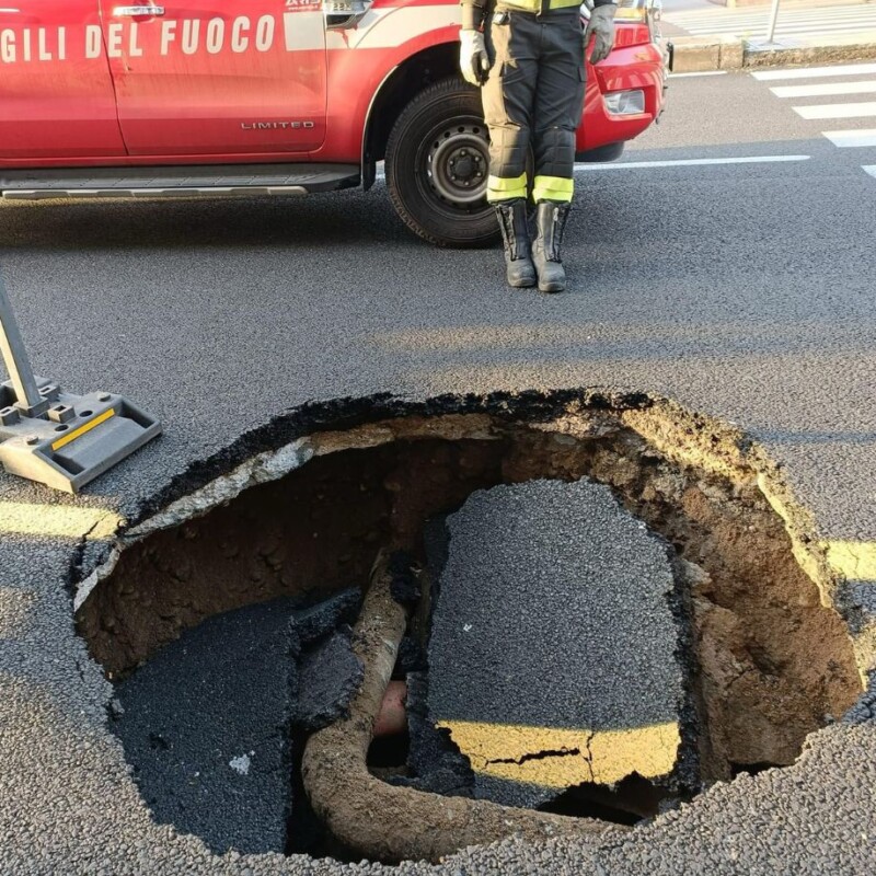 Asfalto Groviera A Messina Su Viale Boccetta Si Apre Una Voragine