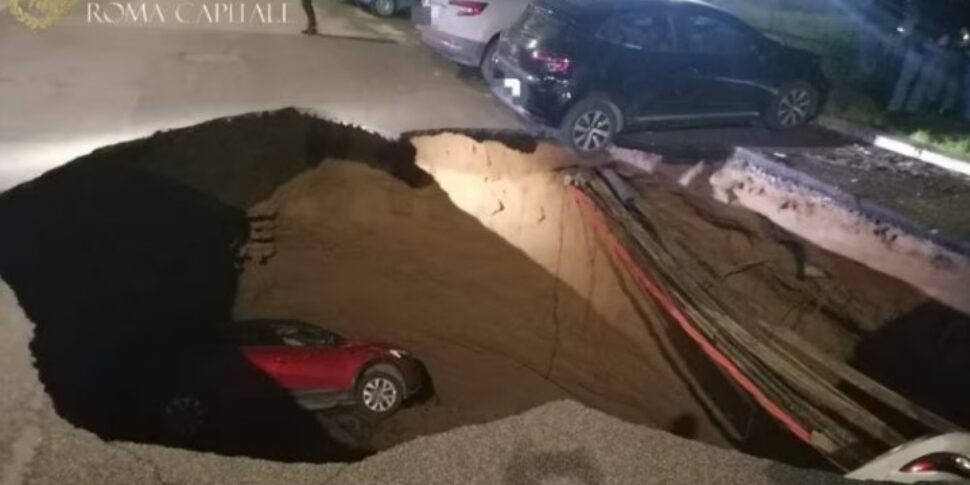 Strage sfiorata a Roma: si apre una voragine profonda 10 metri, inghiottite 2 auto