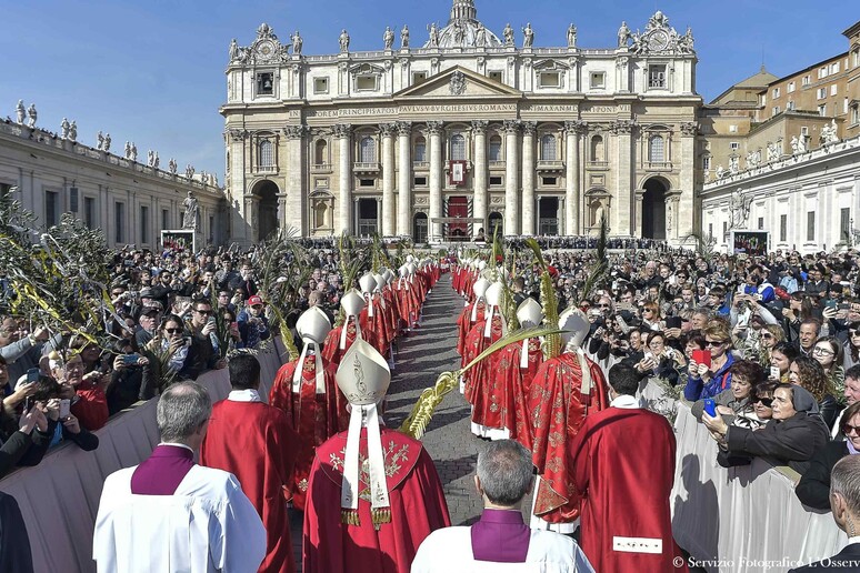 In 25 mila per la Domenica delle Palme: Papa Francesco affaticato p… In 25 mila per la Domenica delle Palme: Papa Francesco affaticato p…