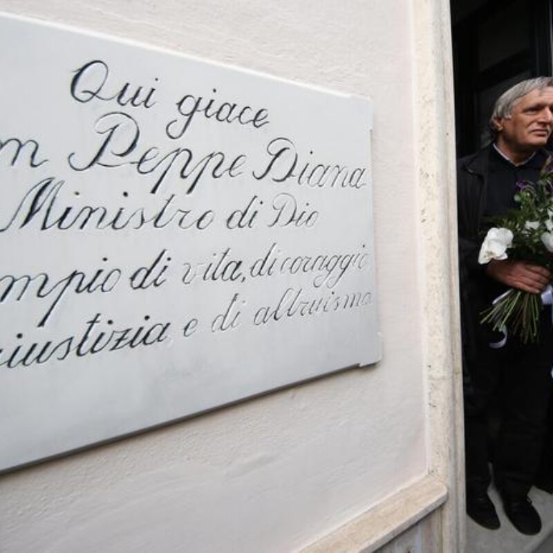 Il presidente dell'associazione Libera don Luigi Ciotti nel giorno del ricordo di don Peppe Diana a Casal di Principe (Caserta), 19 marzo 2015. ANSA/ CESARE ABBATE