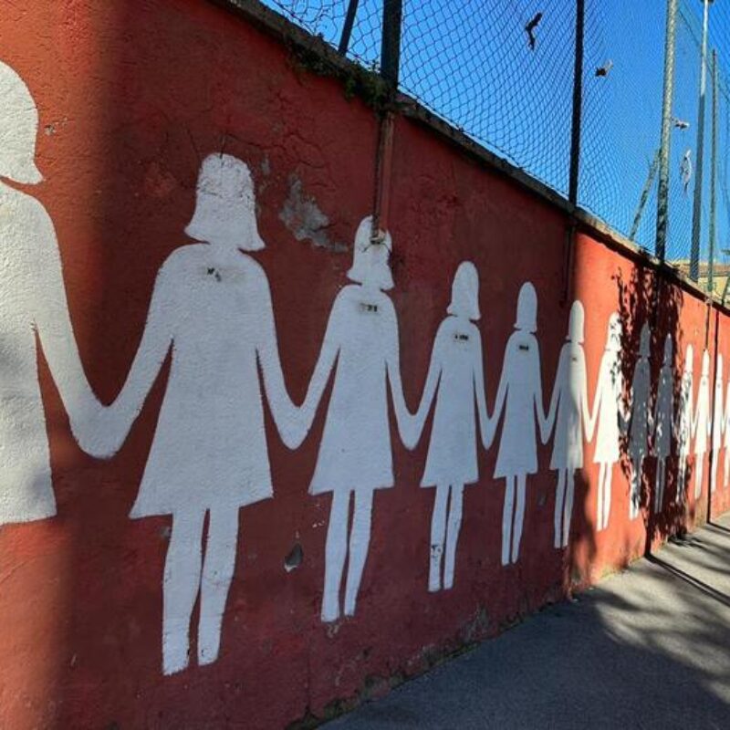 Opera realizzata da una giovane donna a San Lorenzo contro i femminicidi, Roma, 20 novembre 2023. Ogni figura ha il nome di una vittima e fa tutto il giro dell'isolato.