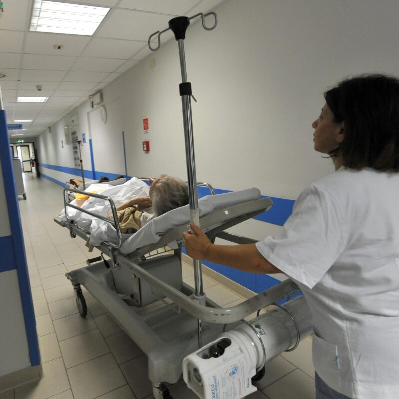 Un'infermiera trasporta un paziente in barella all'interno di un pronto soccorso in una foto d'archivio. ANSA/LUCA ZENNARO