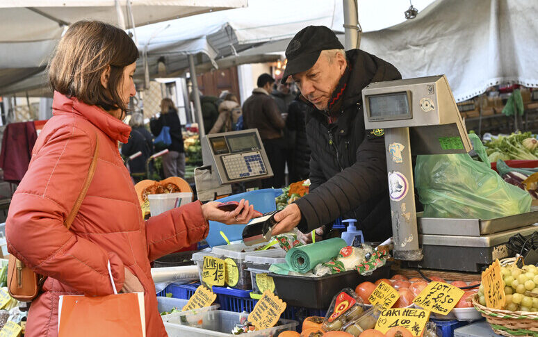 Il Pil Acquisito Per Il Rivisto A In Lieve Rialzo