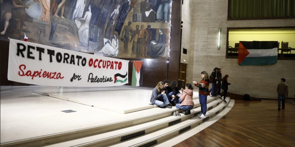 Tensione Tra Studenti E Forze Di Polizia Alla Sapienza Di Roma. Al ...