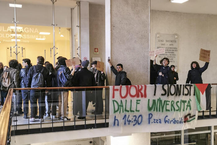Protesta degli studenti a Napoli, salta un dibattito con Molinari d… Protesta degli studenti a Napoli, salta un dibattito con Molinari d…