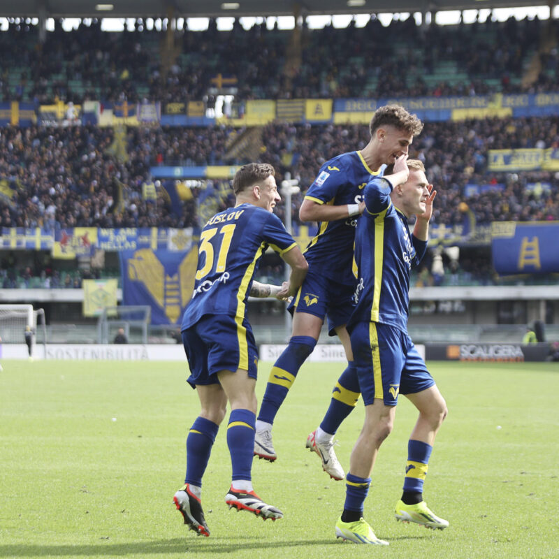 Hellas Verona's Karol Swiderski jubilates after scoring the goal 1-0 during the Italian Serie A soccer match Hellas Verona vs US Sassuolo at Marcantonio Bentegodi stadium in Verona, Italy, 3 March 2024. ANSA/EMANUELE PENNACCHIO